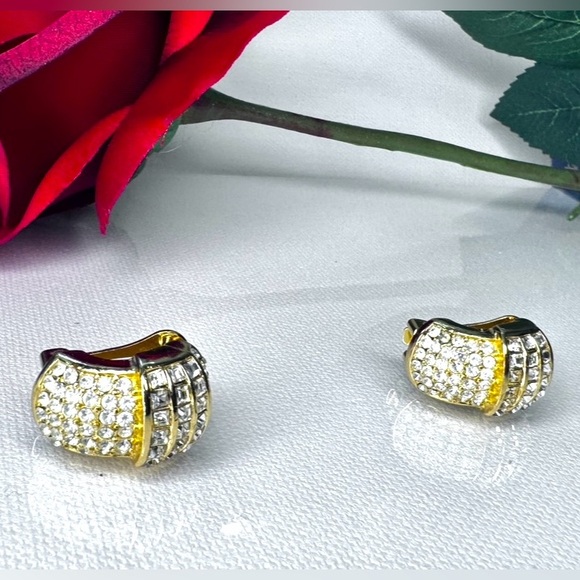 CHRISTIAN DIOR SIGNED GOLD TONE 1990s VINTAGE CRYSTAL CLIP-ON EARRINGS - Picture 4 of 8